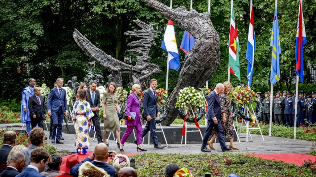 Leden van het kabinet Rutte IV en het koninklijk paar tijdens de slavernijherdenking in Amsterdam in 2023.