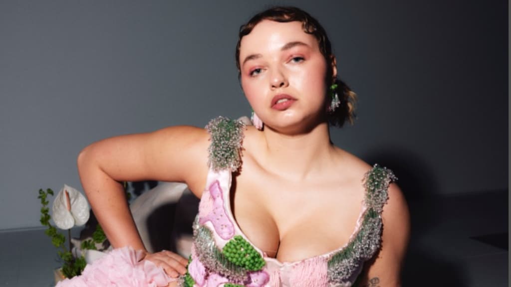 Bridgerton-ster Nicola Coughlan schittert in korset van Nederlandse ontwerpster Emma