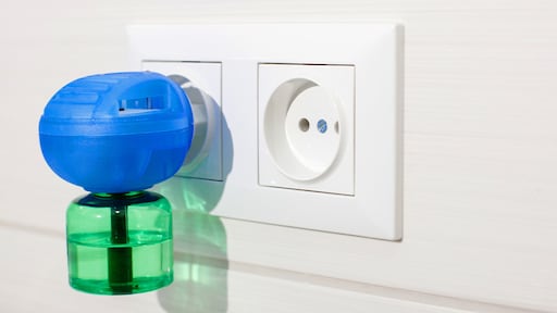 Een muggenstekker lijkt dé oplossing, maar hoe (on)gezond is het?