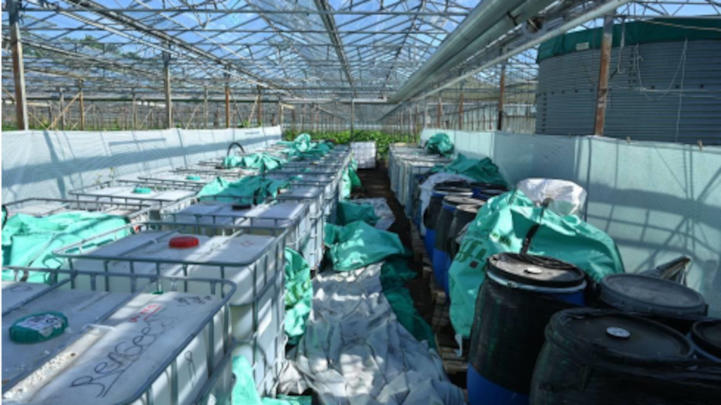 Bij het lab staan chemicaliën en drugsafval opgeslagen.