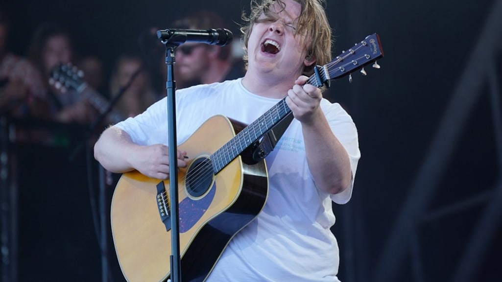 Britten omarmen Lewis Capaldi na comeback: 'Betekent veel voor me'