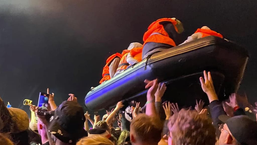 Banksy laat opblaasbare migrantenboot los op zee van mensen bij Glastonbury Festival