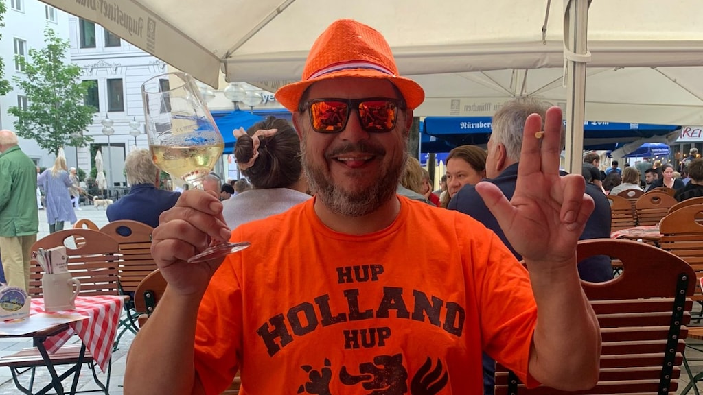 De Duitse Oranje-fan Toby op een terras in München.