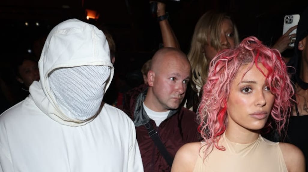 'Vrouw van Kanye West stuurde porno door naar Yeezy-medewerkers'