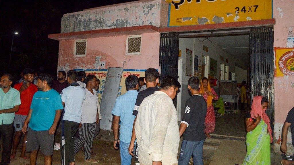 Familieleden verzamelen zich bij het ziekenhuis.