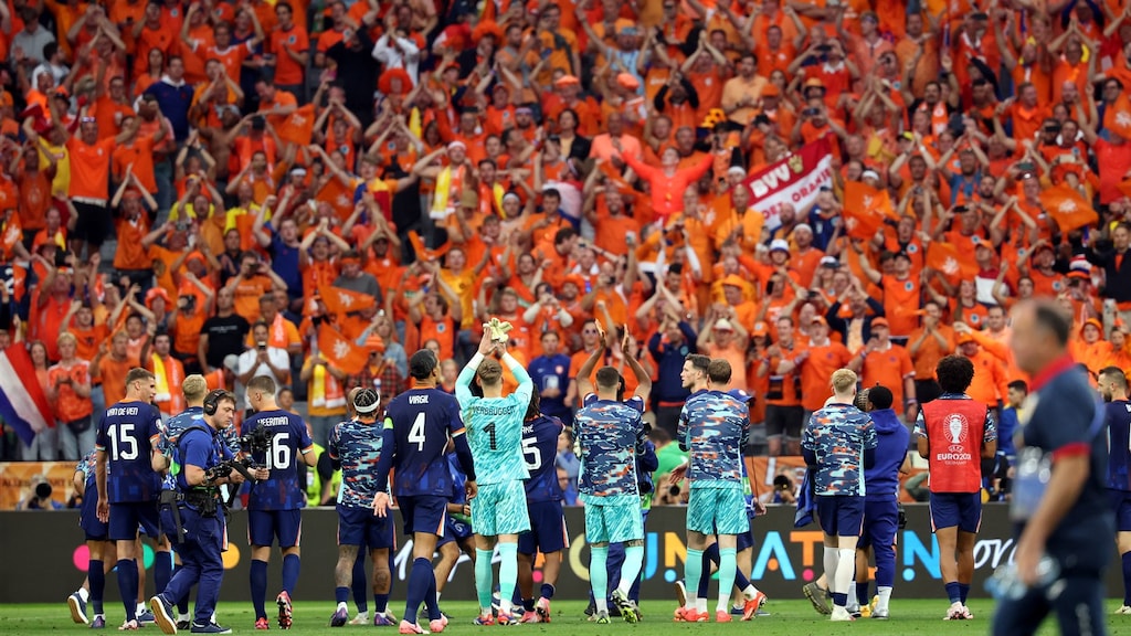 Oranje bereikt kwartfinale EK na overtuigende zege op Roemenië