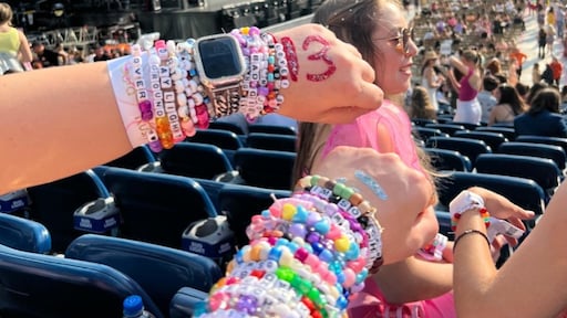 Fans Taylor Swift rijgen massaal armbandjes: 'Je sluit er echt vriendschappen door'