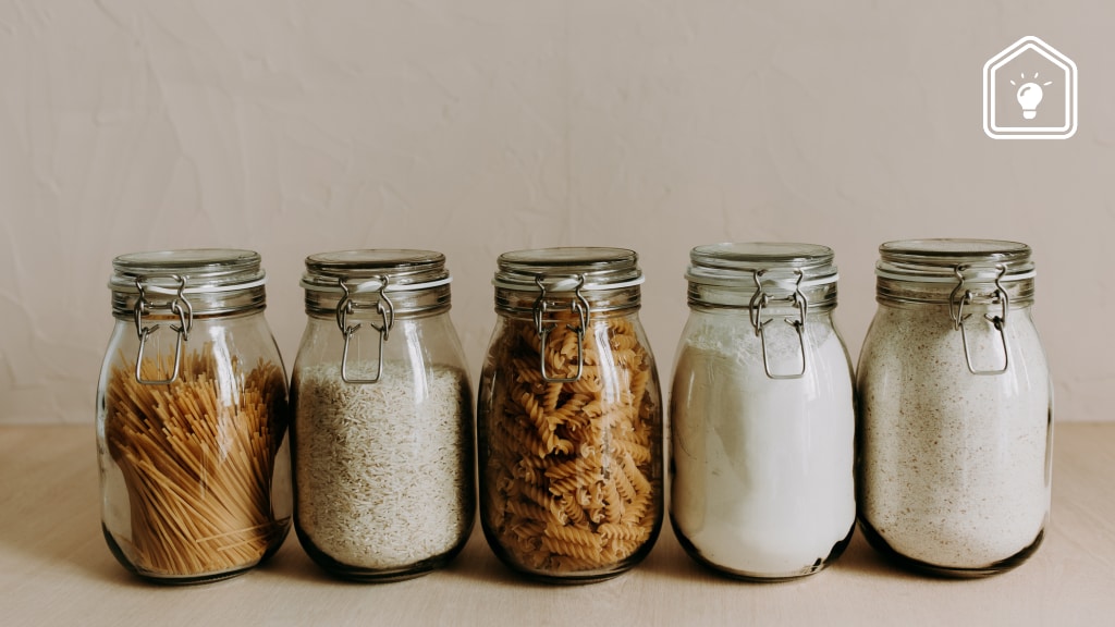 Deze beestjes kunnen in je voorraad(potten) zitten en zo voorkom je ze