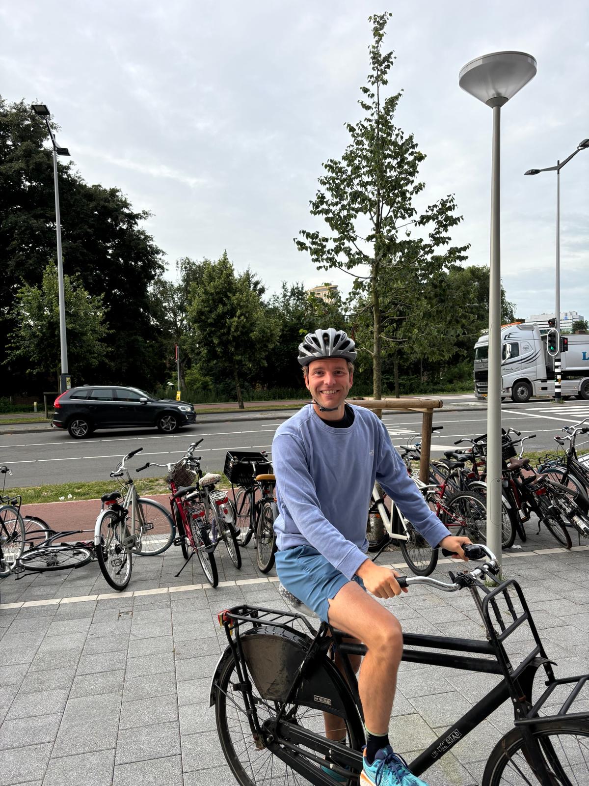 Jop (41) en Nijs (30) dragen een fietshelm: 'Schaam me er niet meer voor'