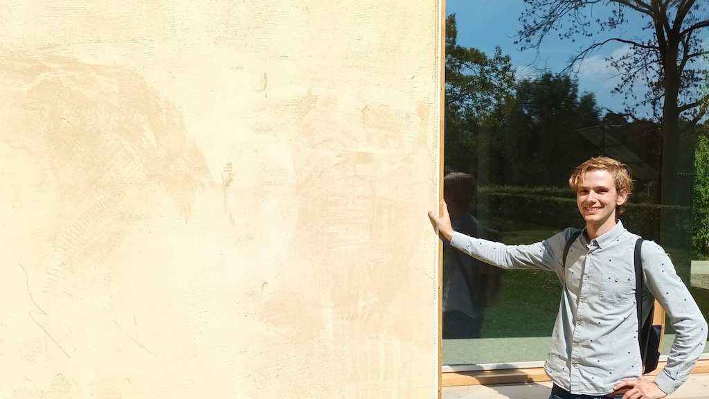 Architect Bart Wolbert voor de lemen muur.