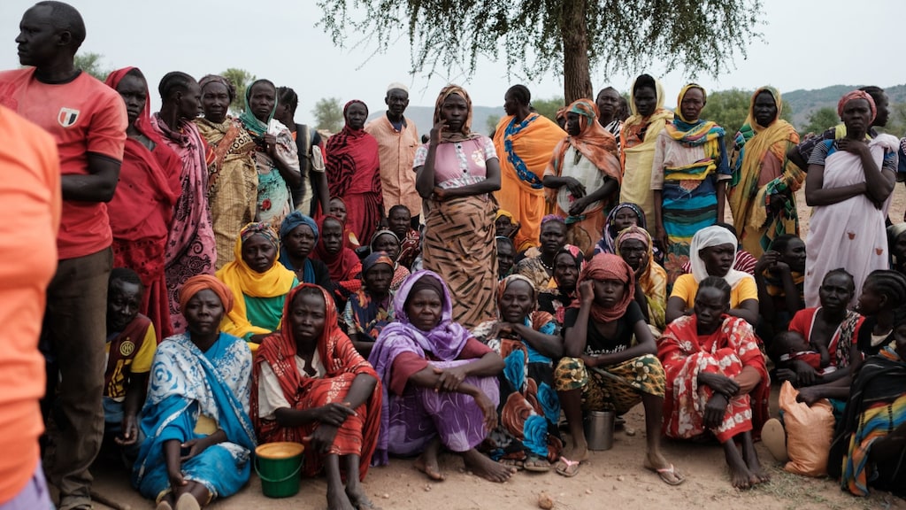 Gevluchte Soedanezen wachten op eten in een vluchtelingenkamp in het midden van het land.