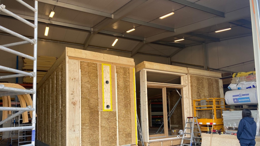 Geperste strobalen zijn de basis van het huis.