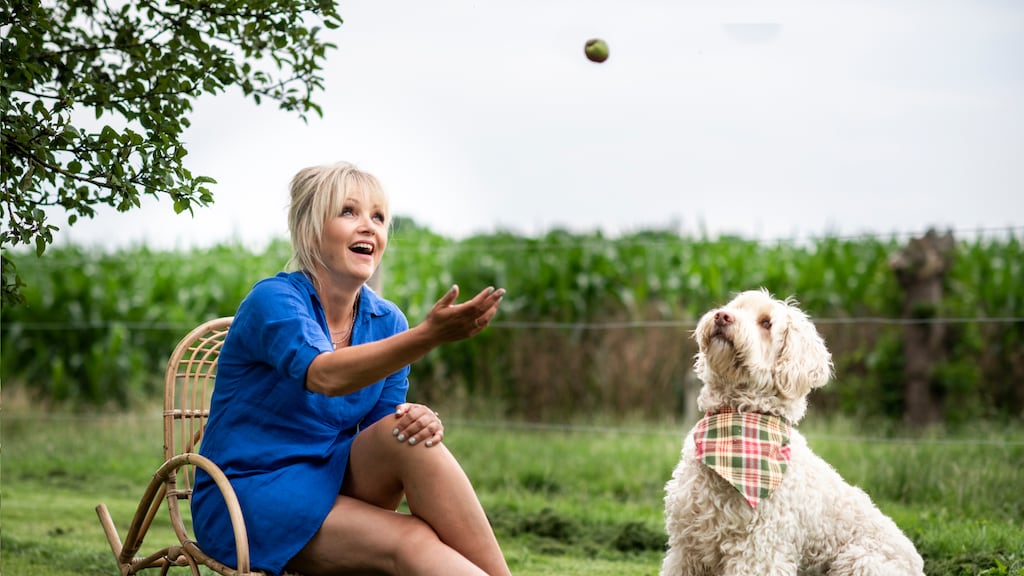 Yvon Jaspers ontvangt TV Knol voor slechtste tv-presentator van het jaar