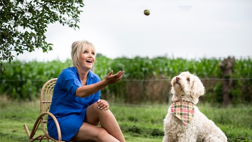 Yvon Jaspers ontvangt TV Knol voor slechtste tv-presentator van het jaar