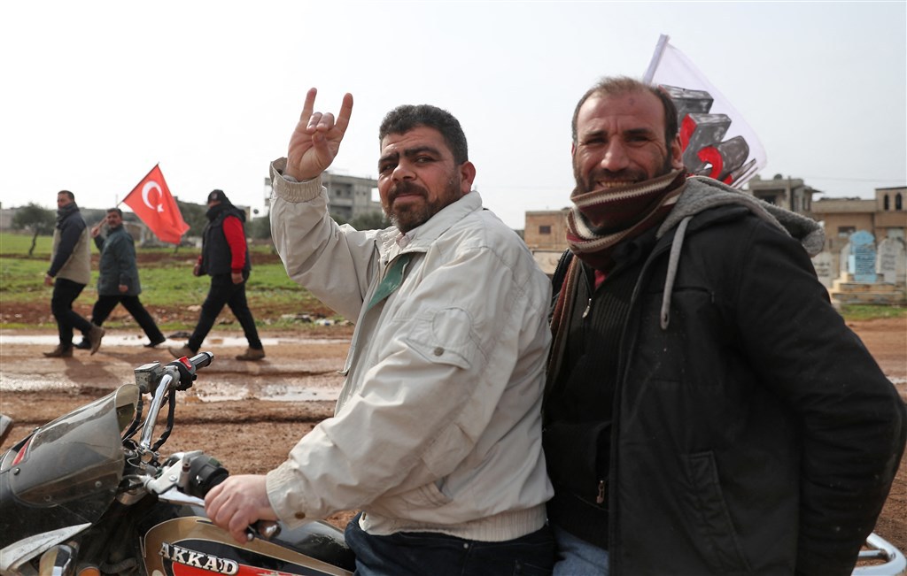 Wie zijn de Grijze Wolven, en waarom is de wolvengroet zo omstreden?