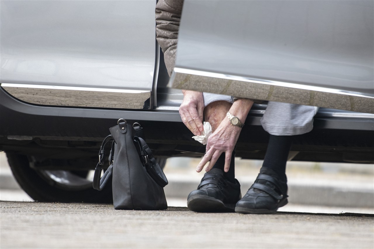 Man mishandelt bejaarde vrouw (70) en steelt auto