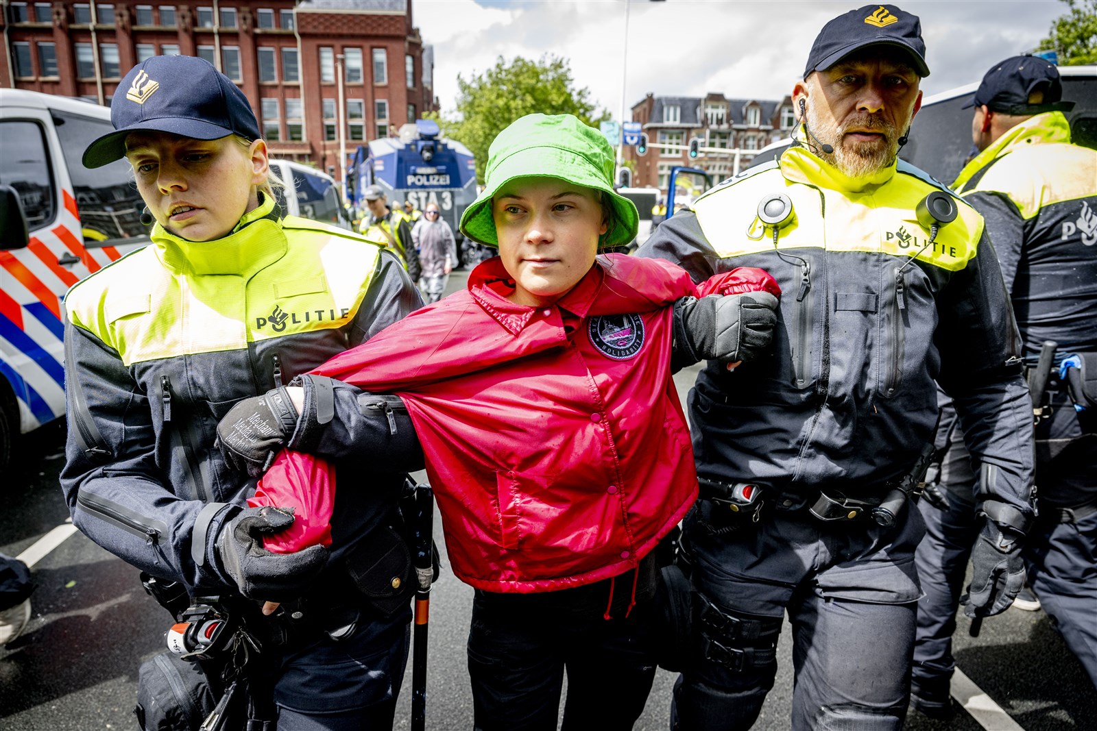 Politie haalt klimaatactivisten, met Thunberg, van A12 in Den Haag