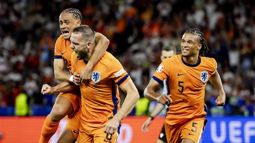 Strijdlustig Oranje vecht zich langs stug Turkije en staat in halve finale