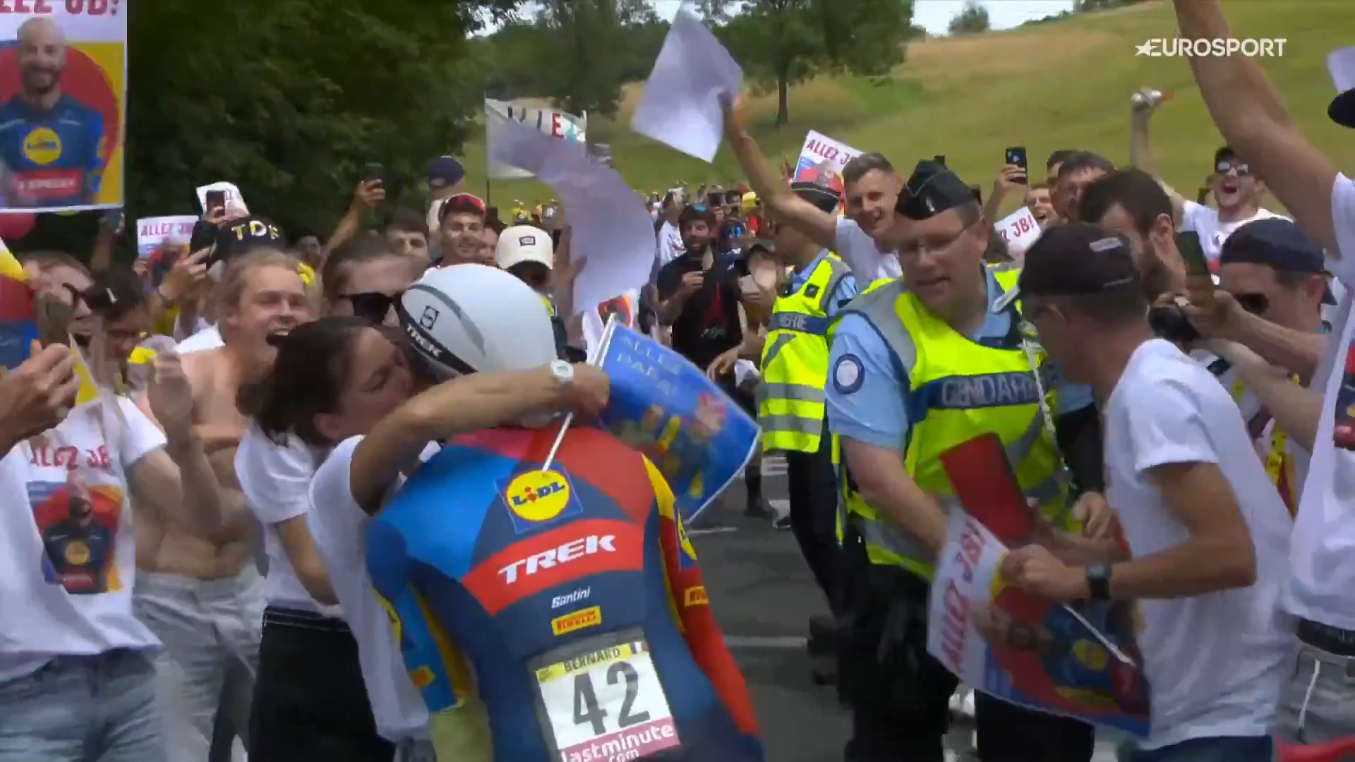 Renner in Tour krijgt 200 euro boete na kus voor echtgenote