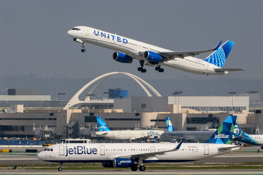 Boeing verliest wiel bij vertrek uit LA: 'We zagen 'm langs onze neus rollen'