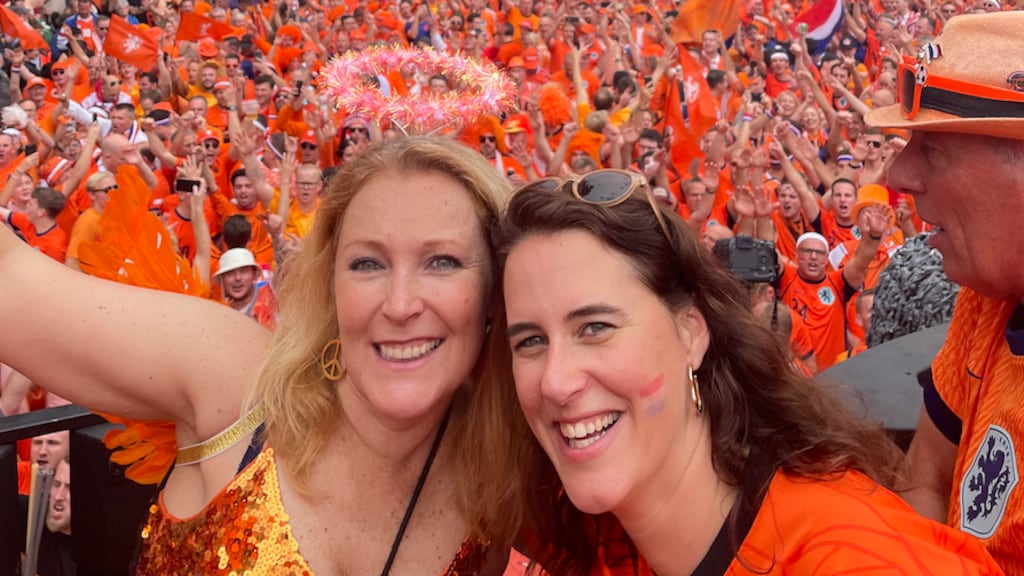 Judith de Frel (rechts) vanaf de Oranjebus.