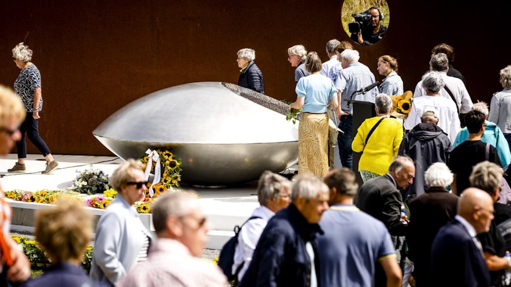 Nabestaanden bij het MH17-monument in Park Vijfhuizen.