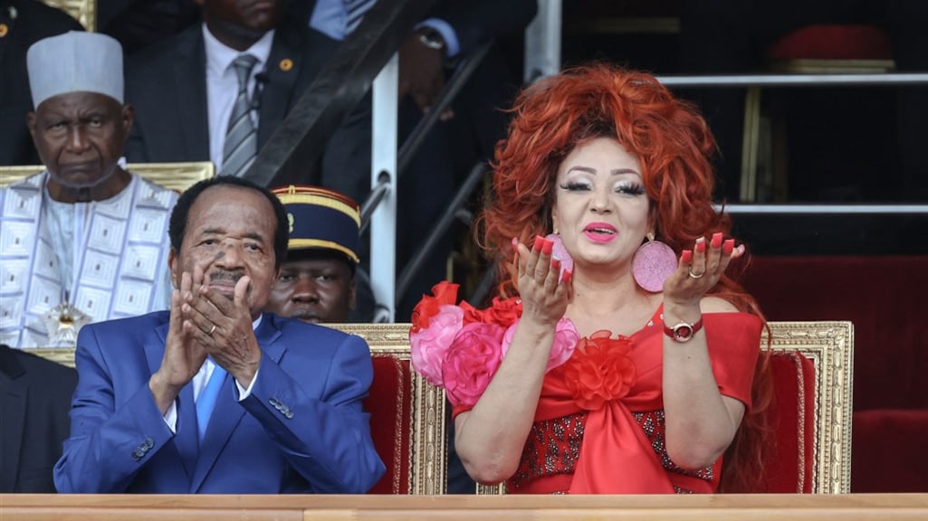 De ouders van Brenda Biya, met links de president van Kameroen.