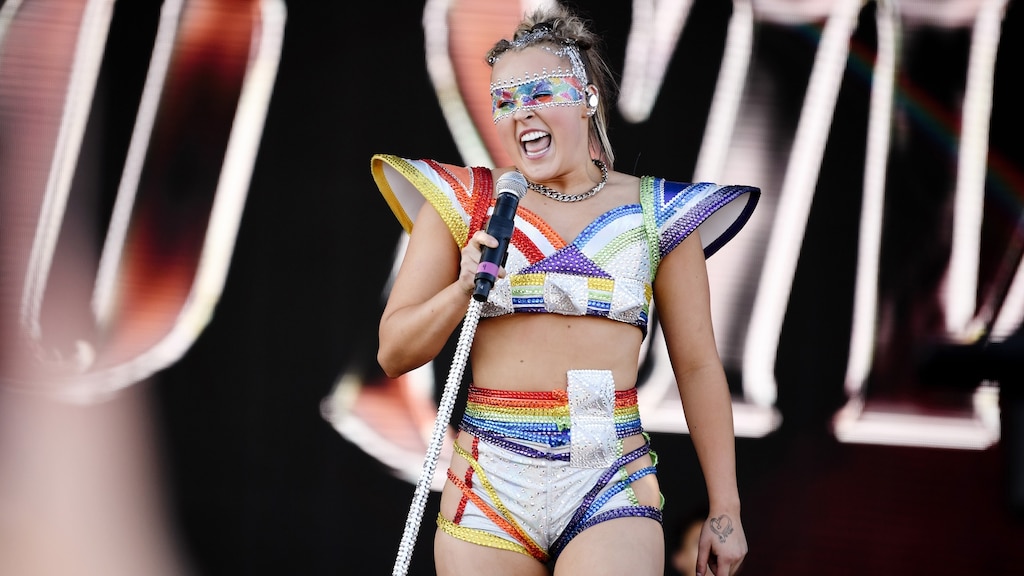 YouTuber JoJo Siwa maakt relatie met Kath Ebbs wereldkundig