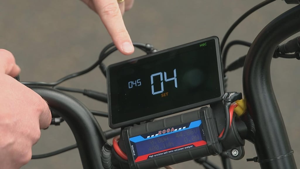 Binnen een paar seconden zijn de instellingen van de fatbike aangepast.