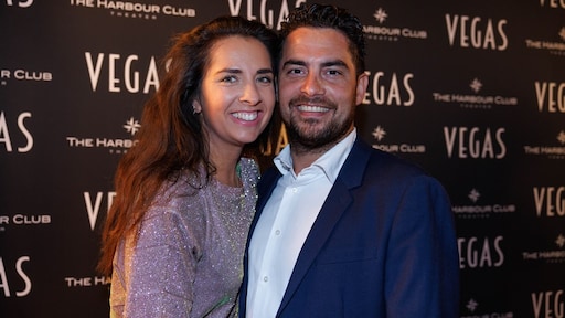 Leslie Keijzer poseert met man en kinderen op eerste trouwfoto