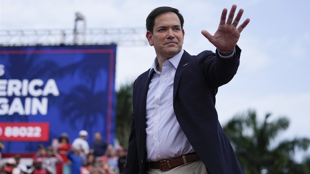 Marco Rubio op een verkiezingsevenement, voordat Trump het podium zal betreden.