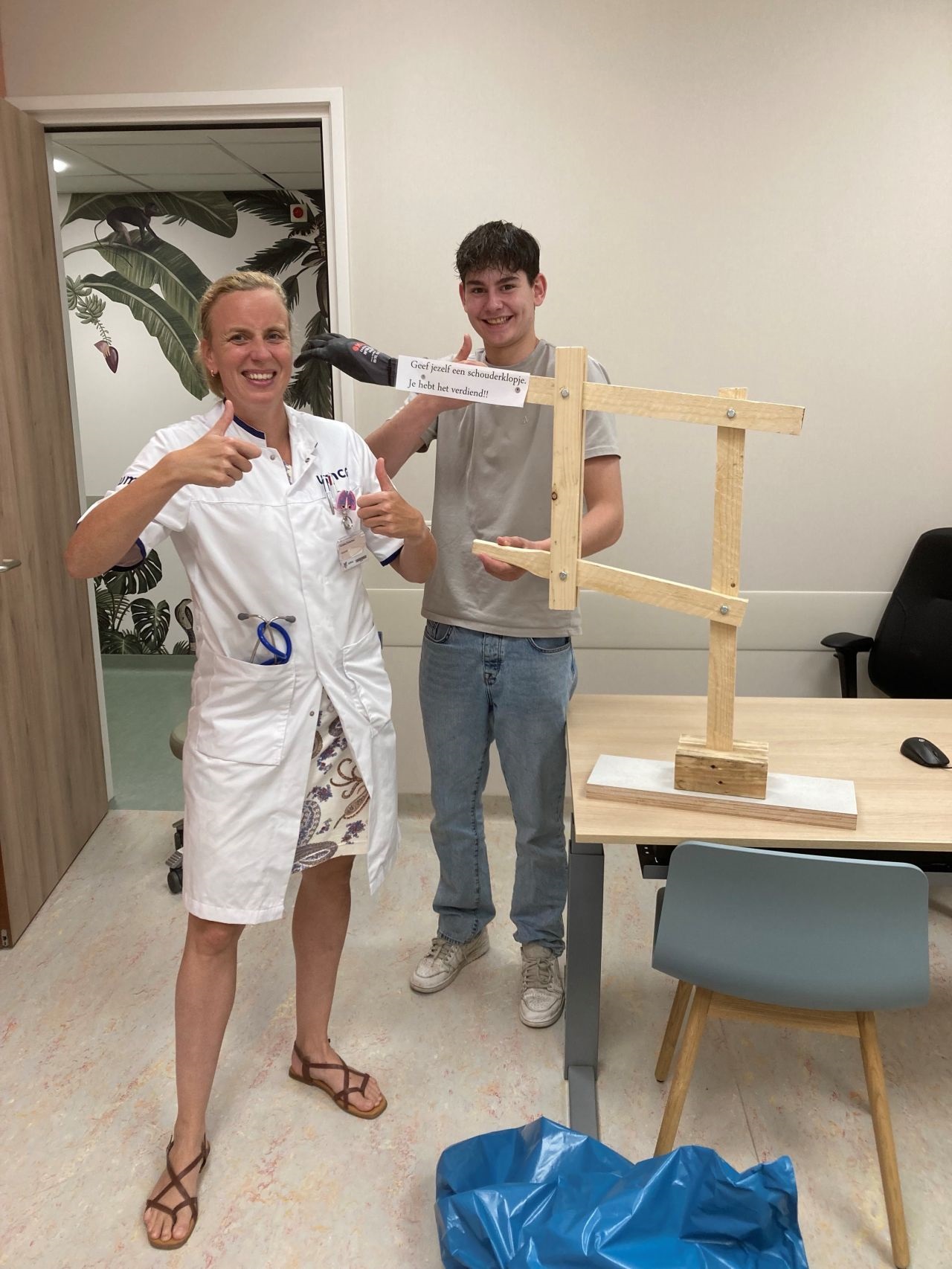 Tijmen (17) maakt schouderklopmachine om kinderlongarts te bedanken
