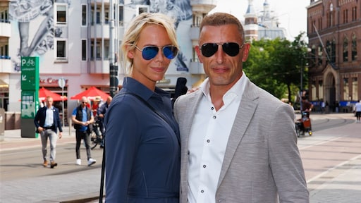 Jarige vriend Nicolette Kluijver verrast met bijzonder cadeau