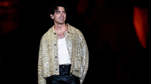 Joe Jonas gaf per ongeluk steward high five na Mile High Club-avontuur