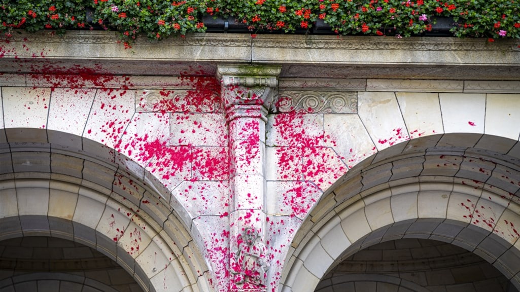 Gevel stadhuis Rotterdam beklad met rode verf