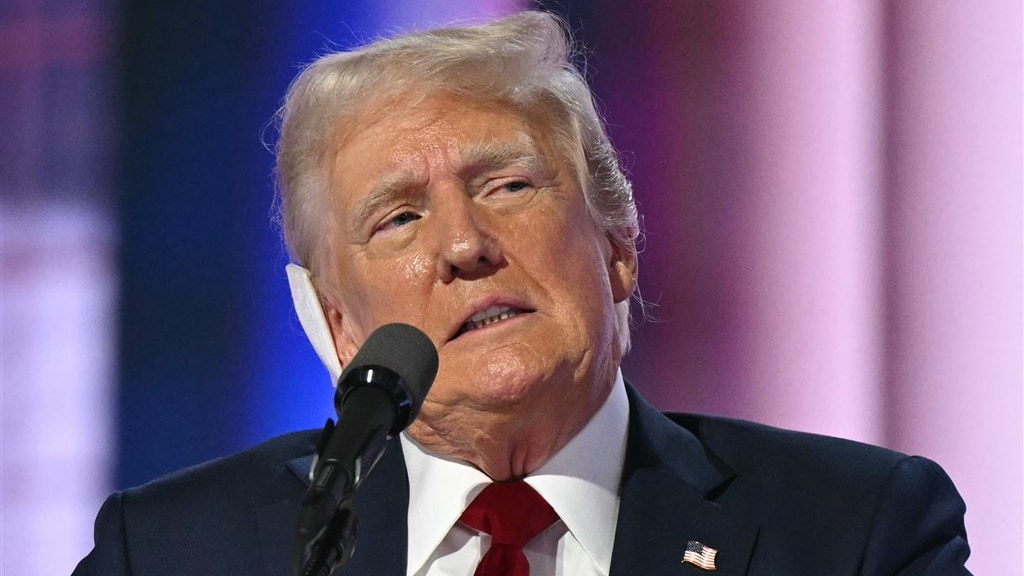 Trump in eerste speech na moordaanslag: 'Ik had God aan mijn zijde'