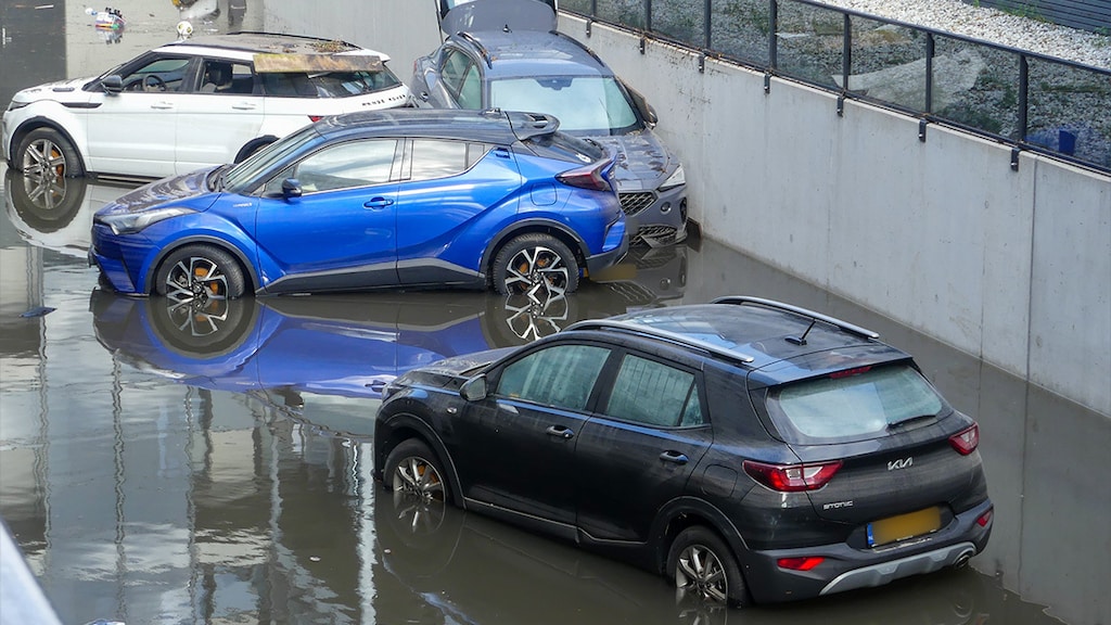 Merlin ziet haar auto in Enschede kopje-onder gaan: 'Binnen 20 minuten drijvend door garage'