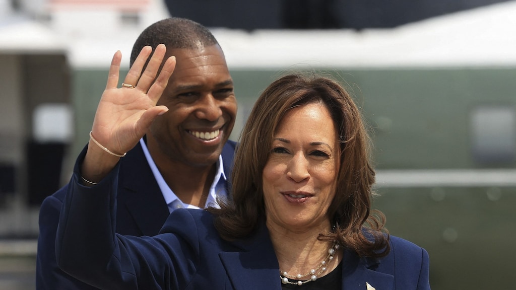 Kamala Harris staat in eerste peiling nipt voor op Donald Trump