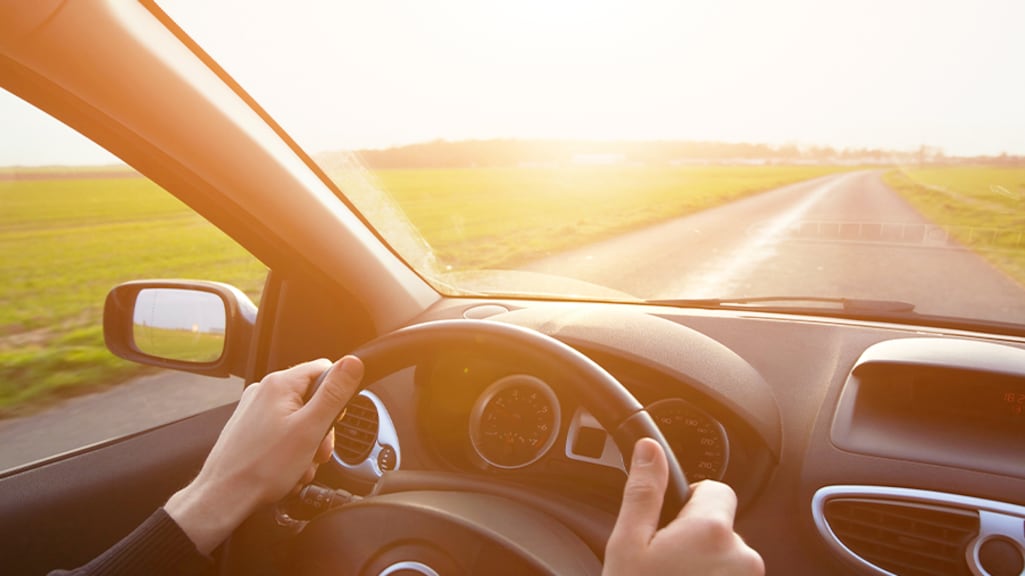 Dit is waarom je je ook in de auto moet insmeren tijdens een zonnige autorit