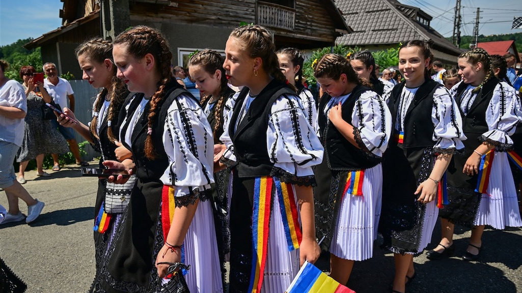 Waarom Roemenen boos zijn op Louis Vuitton: 'Culturele toe-eigening'