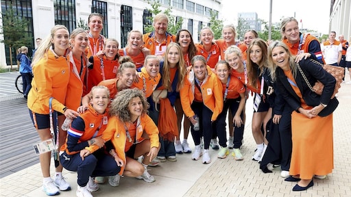 Feest in Parijs: koninklijk gezin danst met atleten op Links Rechts bij de Olympische Spelen