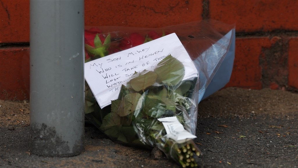 Op de plaats van de aanval leggen mensen bloemen neer voor de slachtoffers.