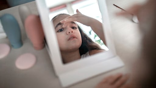 Ella's jongste dochter voelt zich onzeker door haar knappe zus: 'Ben ik dan niet mooi?'