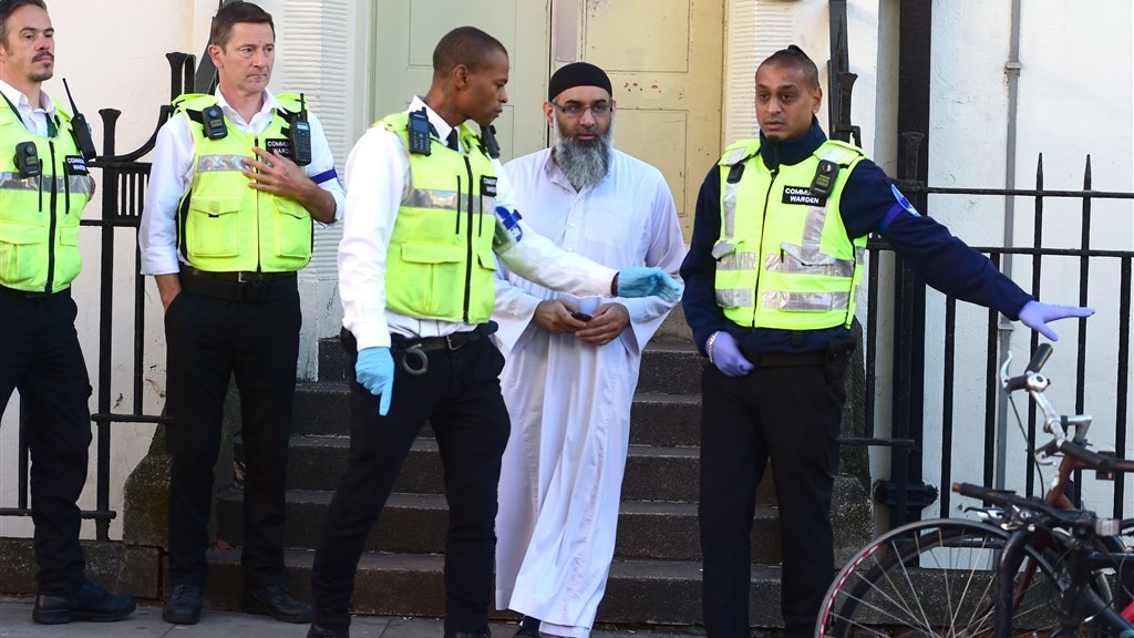 Choudary wordt meegenomen door agenten in 2018.