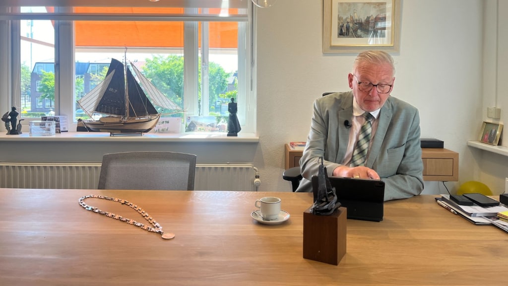 Burgemeester Melis van de Groep in zijn werkkamer.