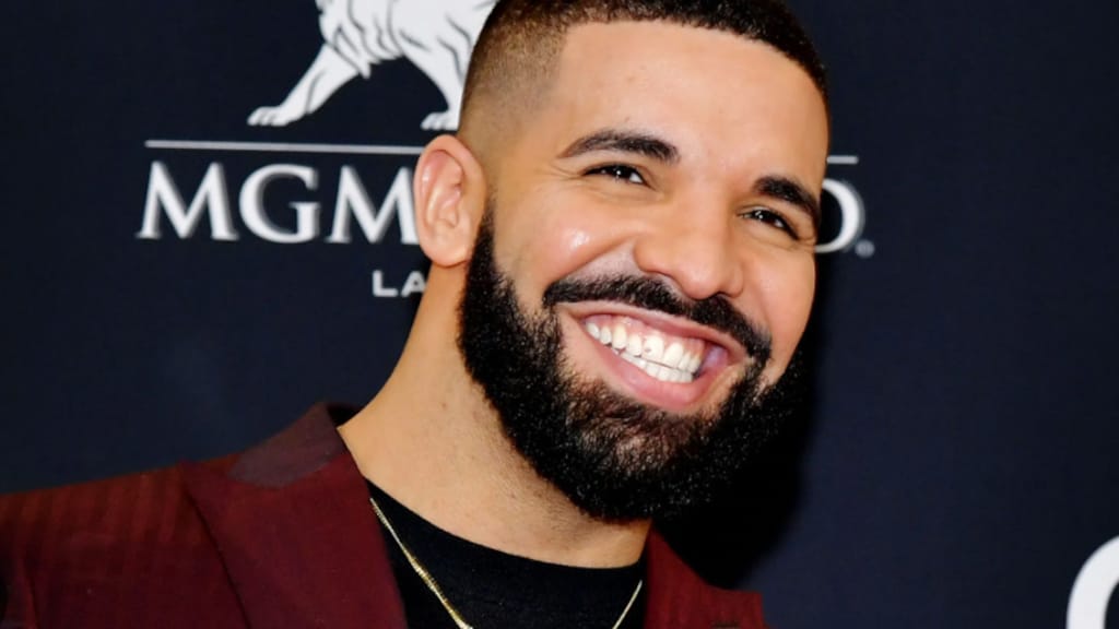 Rapper Drake dengan gigi permata