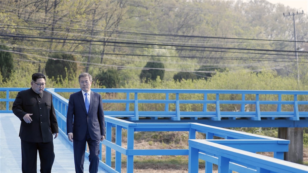 De Noord-Koreaanse leider praat in 2018 met de Zuid-Koreaanse president Moon Jae-In