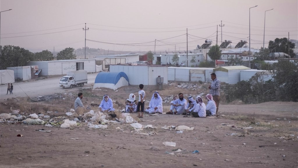 Een groep jezidi-mannen bij een ontheemdenkamp nabij Duhok in Noord-Irak.