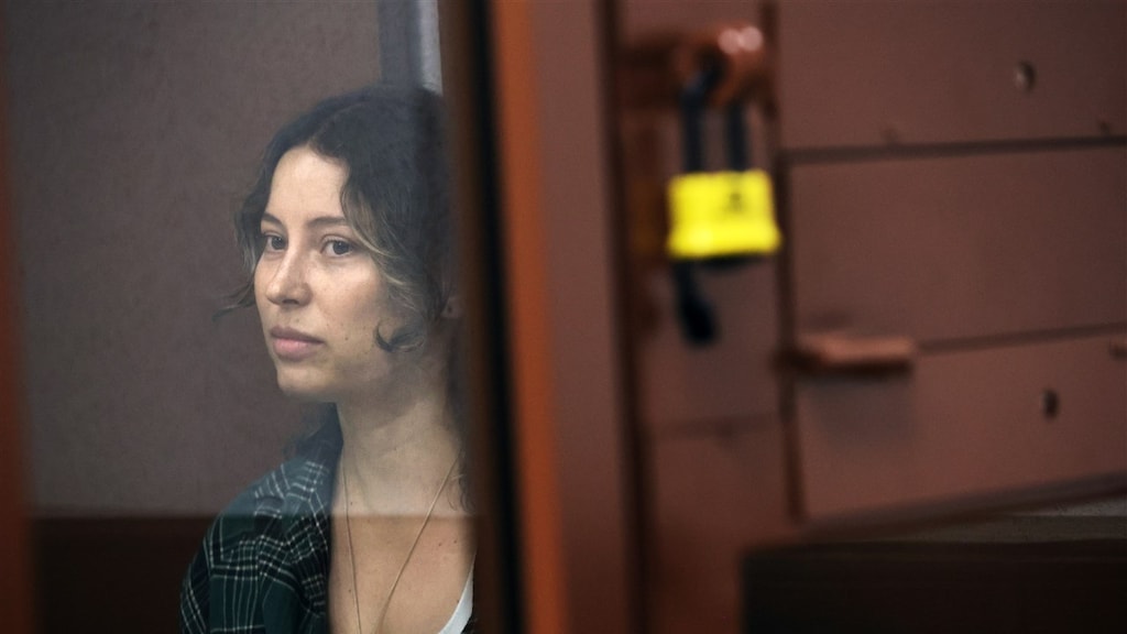 Ksenia Karelina in een Russische rechtbank.
