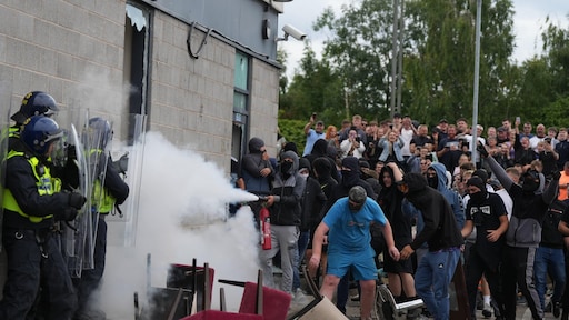 145 arrestaties bij rellen in het VK, opnieuw hotel belaagd